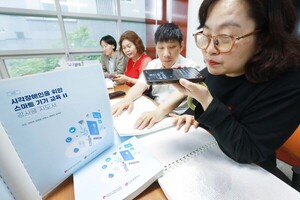 시각장애인이 지난 24일 경기도 부천시 해밀도서관에서 스마트폰 사용 교육을 받고 있다. (제공: LG유플러스) ⓒ천지일보 2024.04.25.