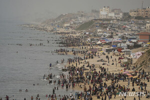 [가자지구=AP/뉴시스] 25일(현지시각) 가자지구 중부의 기온이 37도까지 오르자 데이르 알발라 팔레스타인 주민들이 지중해 해변에 몰려들고 있다. 2024.04.26.