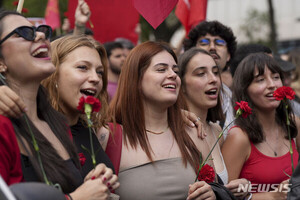 [리스본=AP/뉴시스] 포르투갈의 '카네이션 혁명' 50주년인 25일(현지시각) 리스본 리베르다드 거리에서 카네이션을 든 여성들이 환한 표정으로 행진하고 있다. 붉은 카네이션은 포르투갈이 1974년 4월 25일, 48년 만에 파시스트 독재로부터 민주주의를 회복한 '카네이션 혁명'의 상징이다. 2024.04.26.