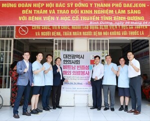 이장우 대전시장이 26일 대전시 한의사회 무료진료소가 있는 베트남 빈증성 빈증 전통 의학병원을 방문해 관계자들을 격려했다. (제공: 대전시)