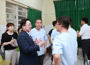 이장우 대전시장이 26일 대전시 한의사회 무료진료소가 있는 베트남 빈증성 빈증 전통 의학병원을 방문해 관계자들을 격려했다. (제공: 대전시)