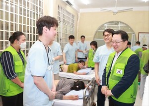 이장우 대전시장이 26일 대전시 한의사회 무료진료소가 있는 베트남 빈증성 빈증 전통 의학병원을 방문해 관계자들을 격려했다. (제공: 대전시) ⓒ천지일보 2024.04.26.