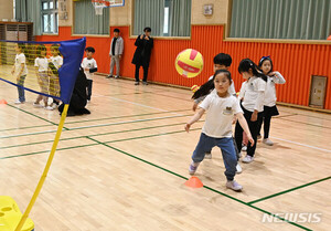 [용인=뉴시스] 25일 경기도 용인시 마성초등학교에서 학생들이 늘봄학교 배구수업을 하고 있다. 2024.03.25.