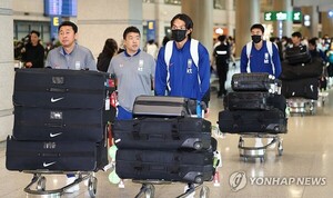 한국 23세 이하(U-23) 축구대표팀이 27일 인천국제공항 제1여객터미널을 통해 귀국하고 있다. (출처: 연합뉴스)