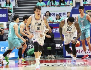 27일 KCC 최준용이 팀 득점 성공에 기뻐하고 있다. (출처: 연합뉴스)