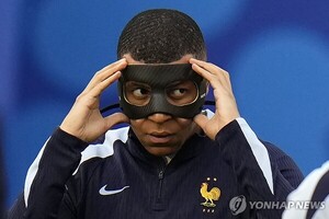 '마스크' 쓴 <b>음바페</b>, <b>연습경기</b>서 2골 2도움 펄펄
