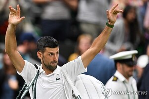 <b>조코비치</b>, 야유 속에서도 <b>윔블던 8강</b> 진출… 15위 루네 3-0 완파