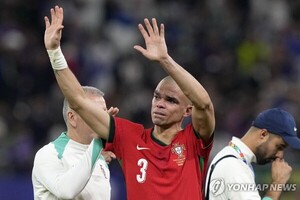 [축구] 포르투갈 '레전드 수비수' <b>페페</b>, 은퇴… <b>호날두</b> "그동안 고마웠다"