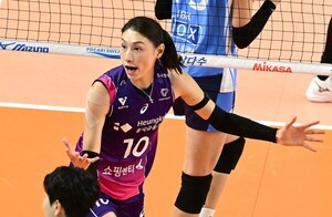 [배구] IBK기업은행, '김연경 30점' 흥국생명 꺾고 <b>컵대회</b> 4강행