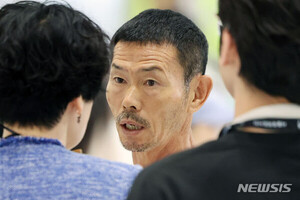 <b>손웅정</b> 감독, <b>아동학대 논란</b> 속 300만원 벌금형