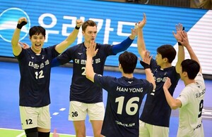 [배구] <b>대한항공</b>, <b>한국전력</b>에 완승… 1위 맹추격