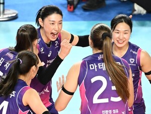 [<b>배구</b>] 김연경의 흥국생명, 도로공사 꺾고 6연승 신바람… 1위 질주