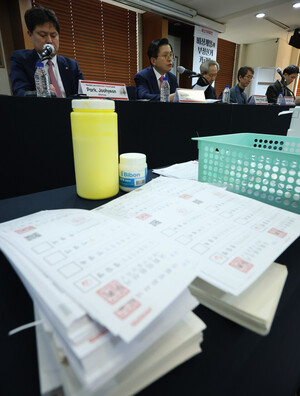 [포토] <b>부정선거 의혹</b> 제기하는 <b>황교안</b> 전 총리
