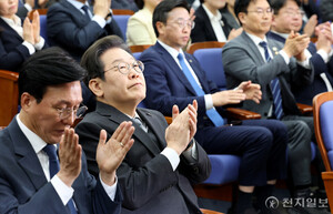 <b>이재명</b> "<b>개헌</b> 필요성 공감하지만, 지금은 내란 종식이 우선"