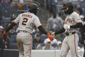 [야구] <b>이정후</b>, 양키스 상대 <b>2루타</b> 작렬… <b>2루타</b> 8개로 <b>MLB</b> 전체 <b>1위</b>