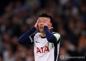 [축구] <b>손흥민</b> UEL 4강 <b>2차전 출전</b>도 불투명… "여전히 개인 훈련 중"