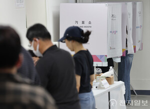 '호남이 끌고 TK는 밀렸다' <b>사전</b>투표 첫날 역대 최고치