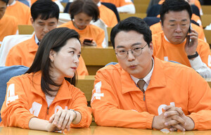 이주영 의원과 천하람 위원장 대화 사진
