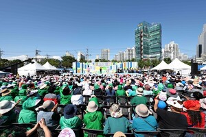<b>전국노래자랑</b> 인천 동구서 성황리 녹화…5천여 관객 열기