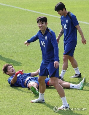 [축구] 쿠웨이트전 앞둔 홍명보 감독 "<b>손흥민 출전</b> 여부는 내일 <b>결정</b>"