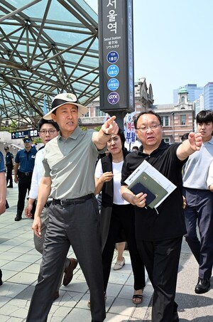 [동정] 오세훈 시장, <b>서울역</b> 일대 현장 점검… "CCTV 확대 통해 안심 환...