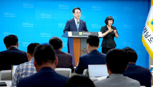 <b>김영록</b> <b>지사</b> "<b>3선</b> 도전? 아직 도정 전념 중… 묻지 말아달라"