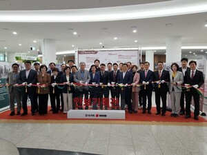 [포토] 안보기획전, 테이프 커팅하는 국민의힘 의원들