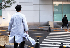‘강경’에서 ‘소통’으로… 전공의 수장 교체에 의정갈등…