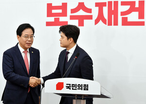 [포토] 송언석 원내대표와 악수하는 김용태 비대위원장