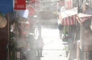 [포토] 전국 폭염특보 발효… 쪽방촌 쿨링포그 가동