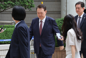 [포토] 공판 출석하는 윤석열 전 대통령