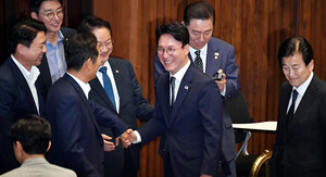 [포토] 동료 의원 축하 받는 김민석 총리 후보자