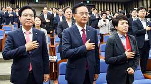 [포토] 국민의례하는 송언석 비대위원장