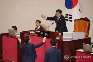 본회의 개의 지연 관련 이야기하는 우원식-송언석