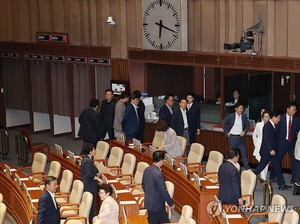 개의 지연에 본회의장 나서는 국민의힘 의원들