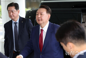 윤석열, 내란특검 2차 출석… 말 없이 조사실로