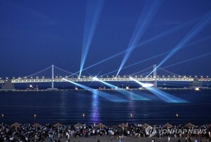 부산 광안리해수욕장서 '레이저쇼' 첫 공개
