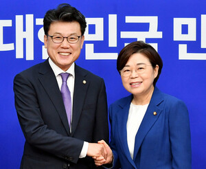 [포토] 기념촬영하는 민주당-국민의힘 정책위의장