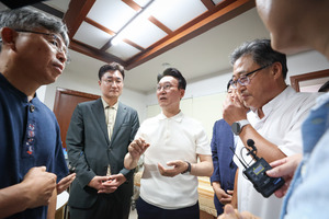 <b>김민석 총리</b>, 대전 <b>쪽방촌 방문</b>… 폭염 속 주민 격려