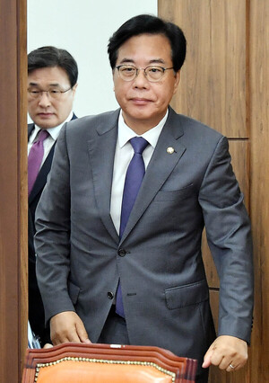 [포토] 비대위 참석하는 송언석