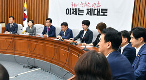 [포토] 원내대책회의 주재하는 송언석 비대위원장