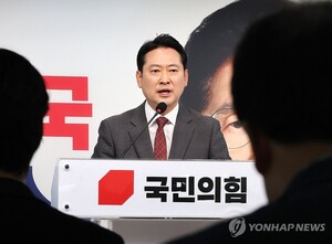 ‘당대표 출마 고민’ 장동혁, 위기의 野 구원투수 될까