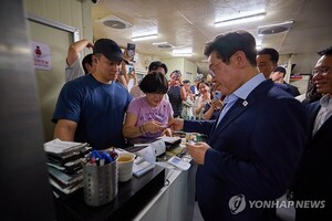 만찬 뒤 계산하는 이재명 대통령