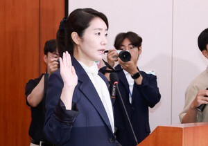 [포토] 인사청문회 선서하는 강선우 여가부 장관 후보자