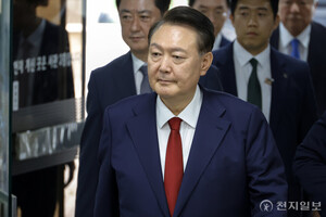 尹 전 대통령, 특검 첫 강제구인도 거부… “전직 대통…