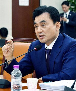 [포토] 질의 답하는 안규백 후보자