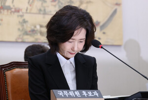 [포토] 고개 숙인 이진숙 후보자