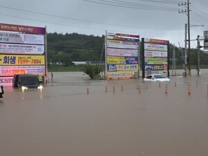 충청 지역과 서울에서 발생한 집중호우로 인한 침수 피해 심각