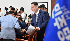 [포토] 정책조정회의 들어서는 김병기
