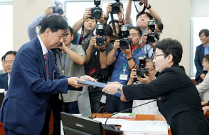 [포토] 선서문 전달하는 구윤철 기재부장관 후보자